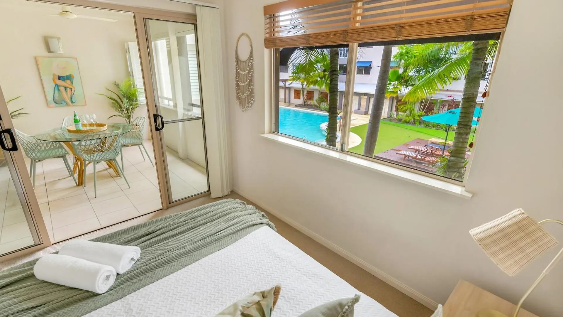 Little Palm- 2 Bedroom Tropical Escape Edge Hill Apartment