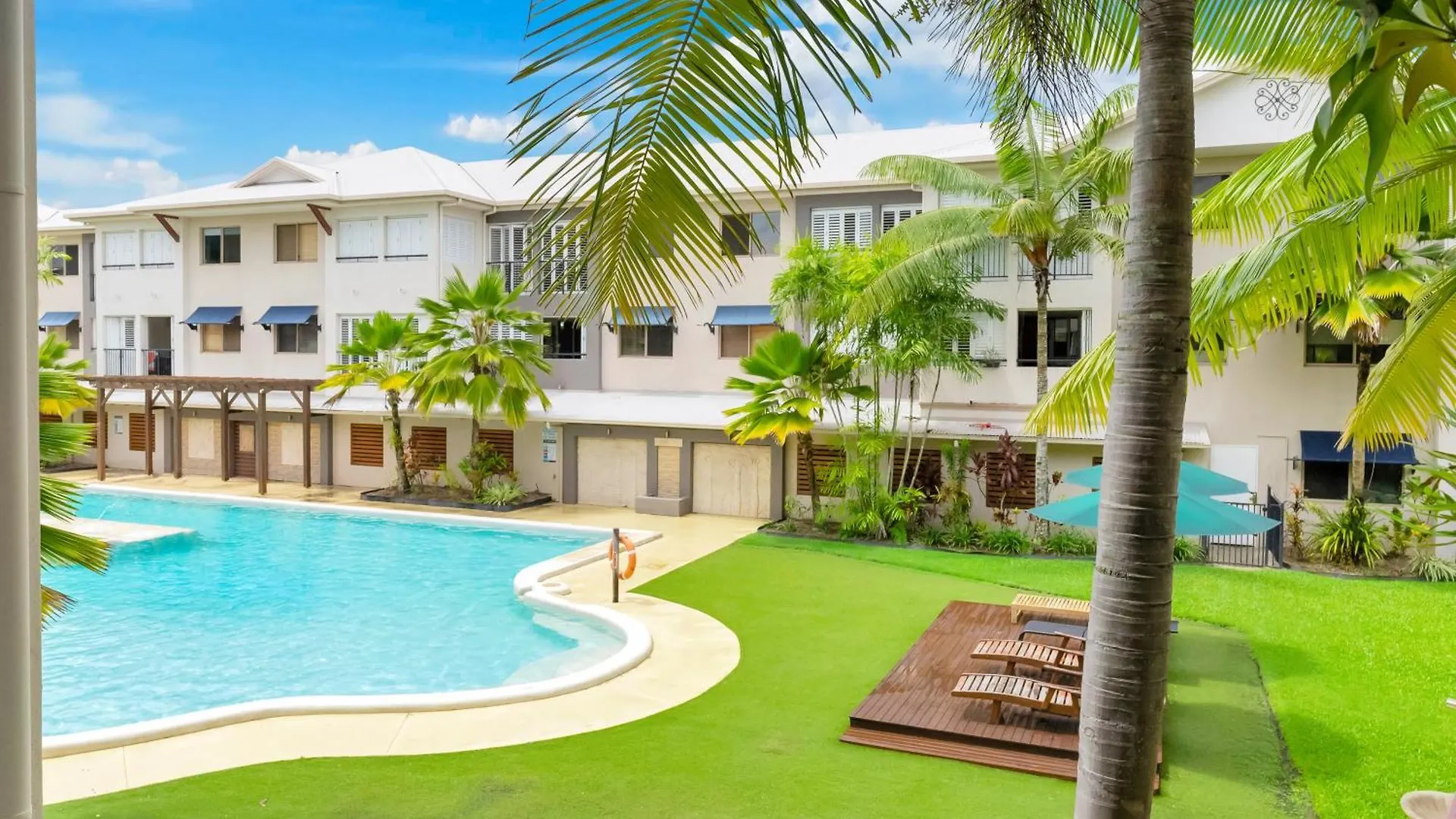 Little Palm- 2 Bedroom Tropical Escape Edge Hill 0*,  Australia