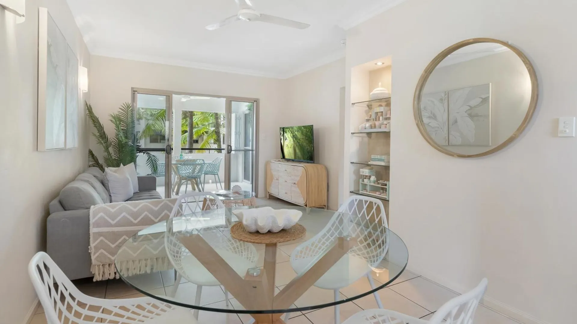 Little Palm- 2 Bedroom Tropical Escape Edge Hill Apartment