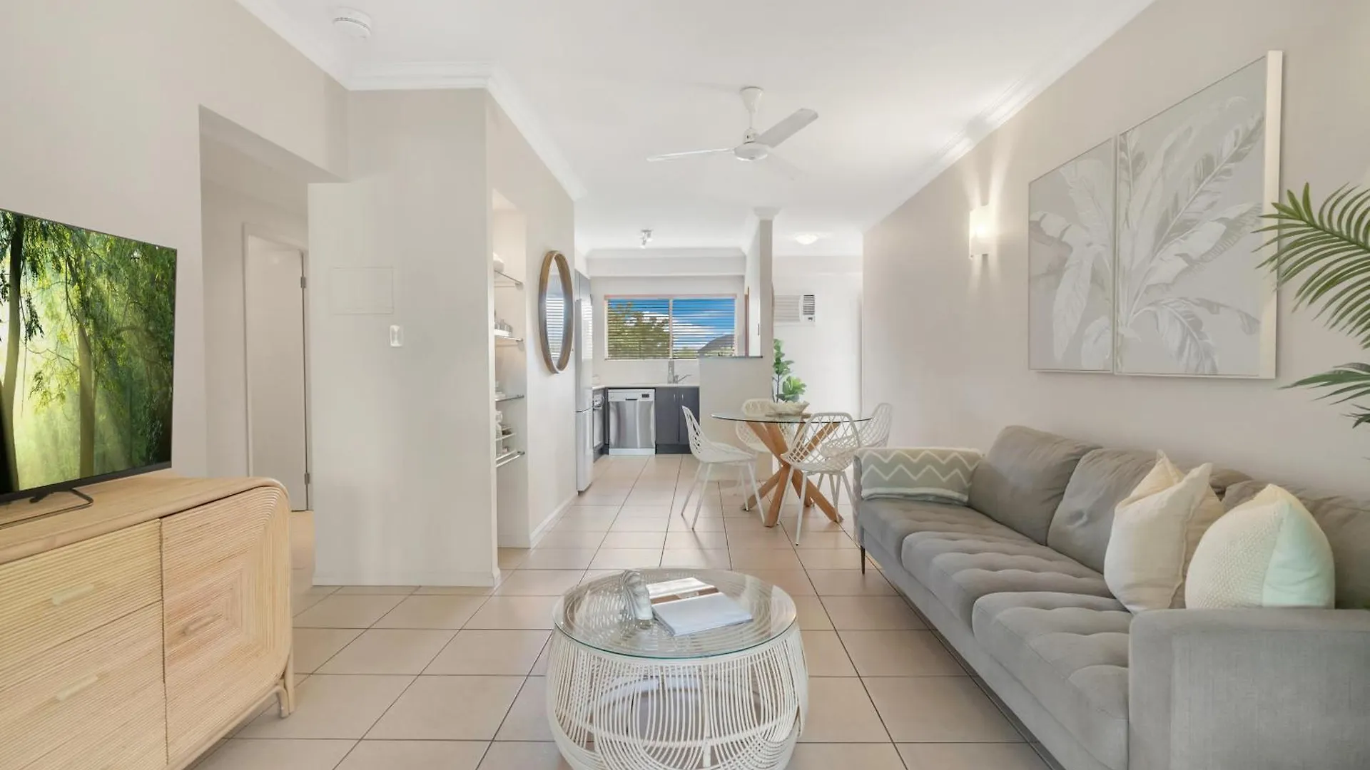 Little Palm- 2 Bedroom Tropical Escape Edge Hill Apartment