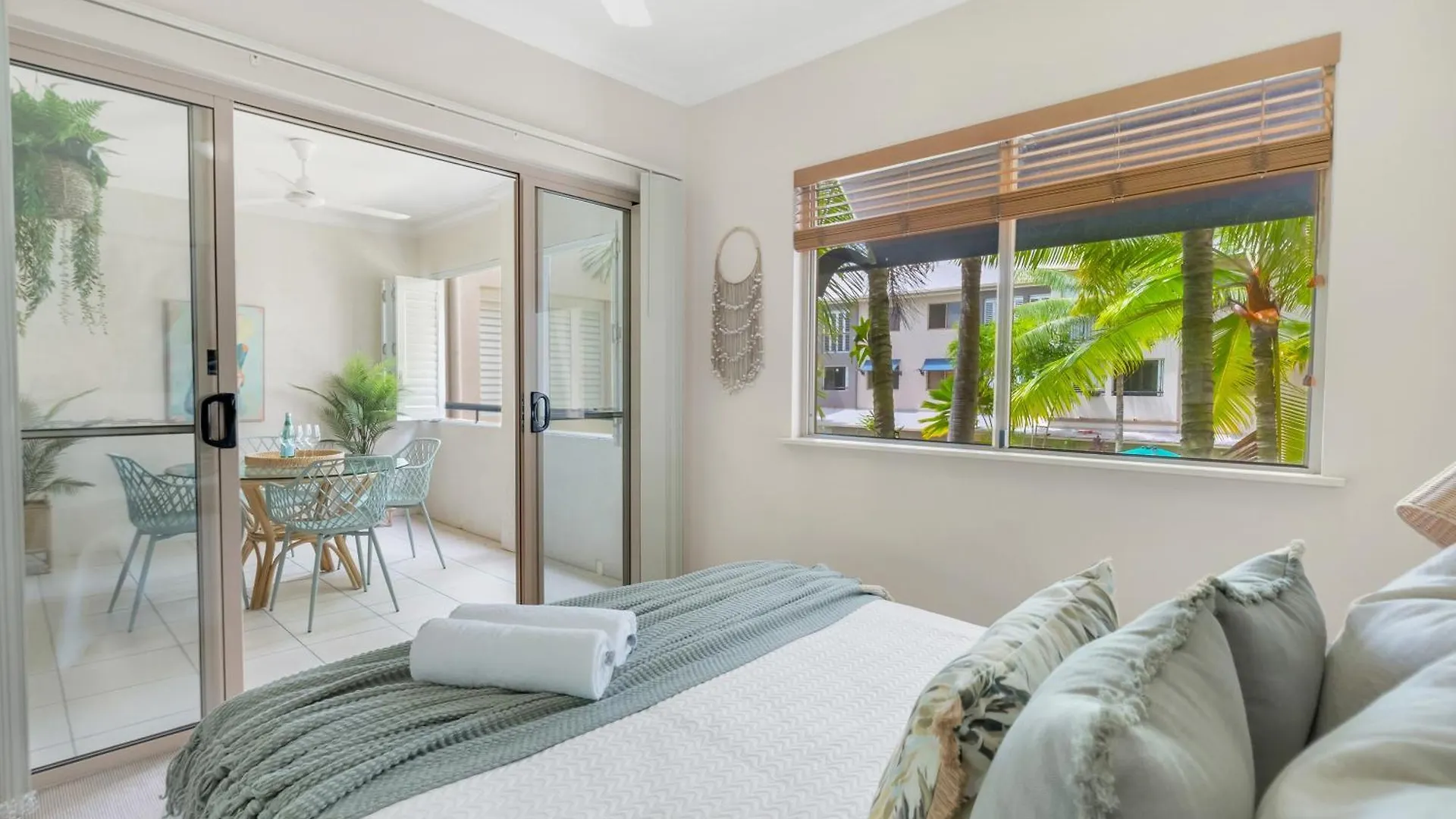Little Palm- 2 Bedroom Tropical Escape Edge Hill Apartment